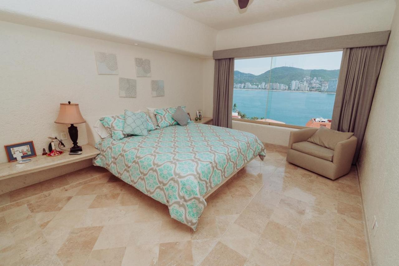 Tres, Villas Brisas, Guitarrón Villa *