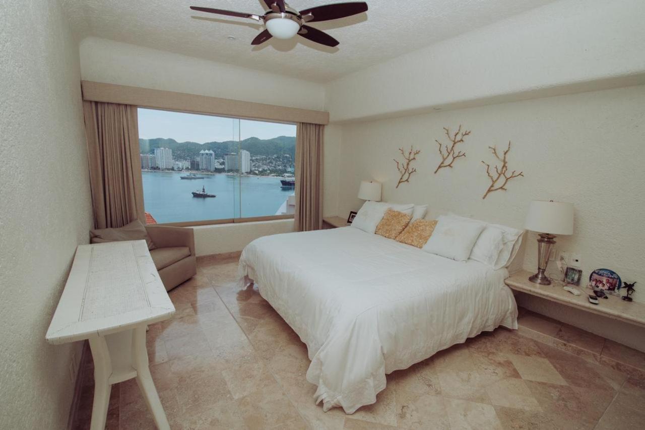 Tres, Villas Brisas, Guitarrón Acapulco