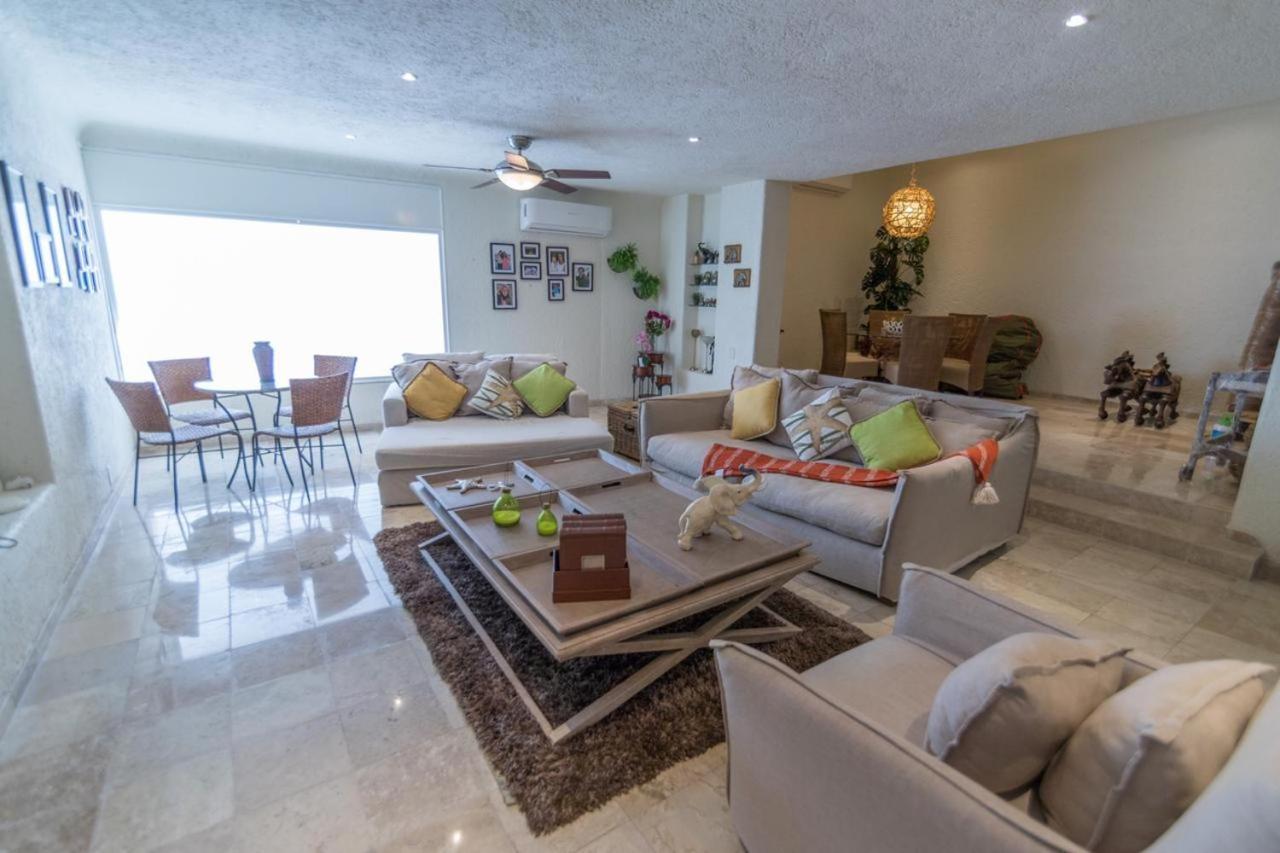 Tres, Villas Brisas, Guitarrón Villa Acapulco