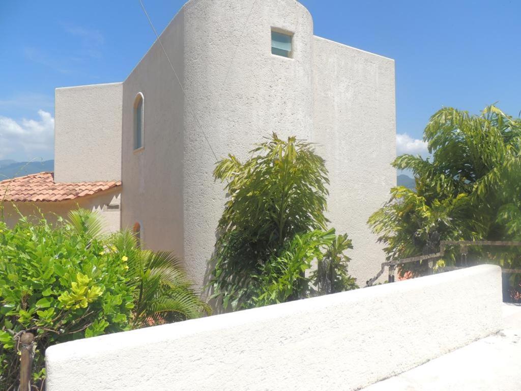 Tres, Villas Brisas, Guitarrón Villa