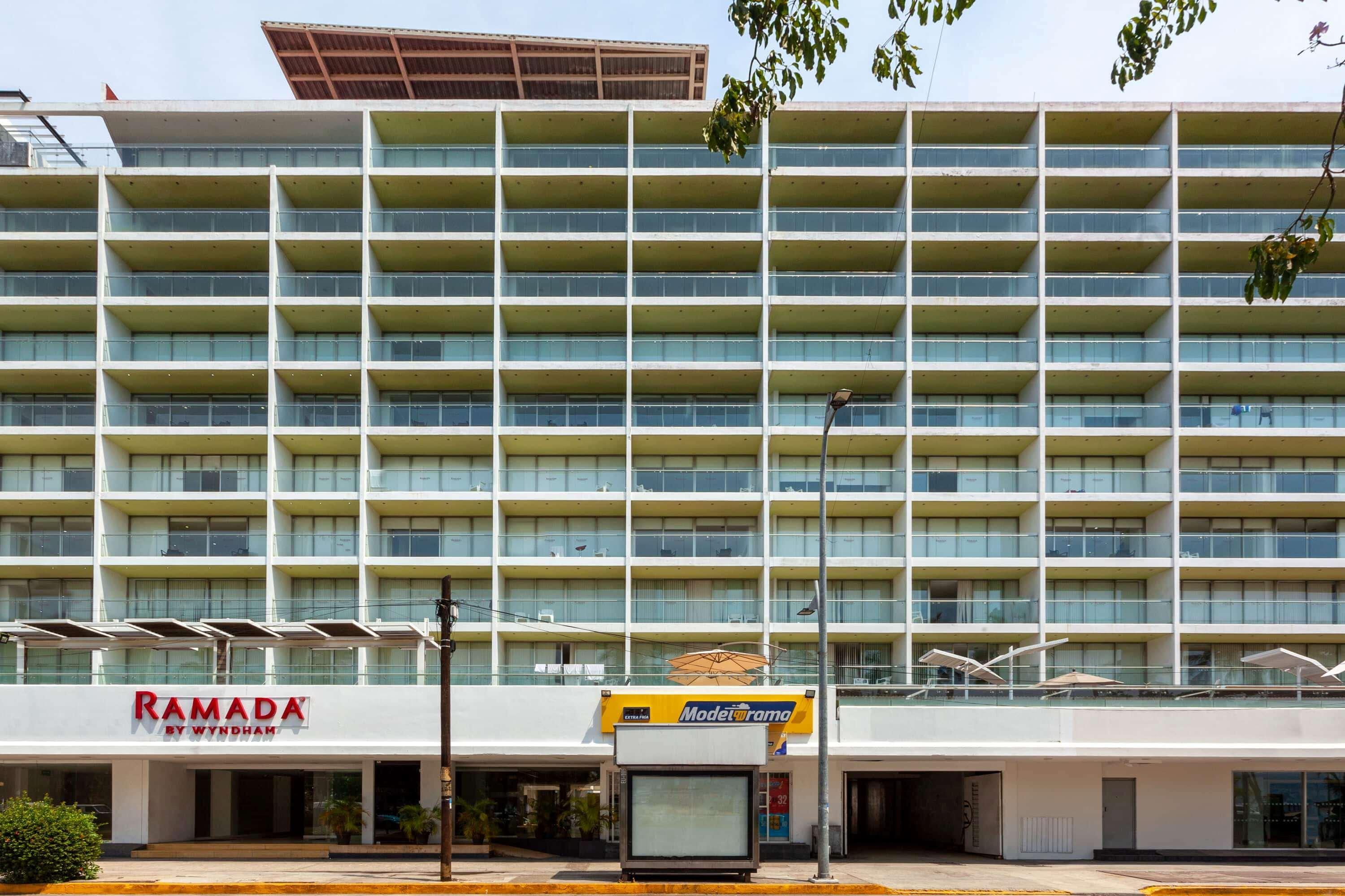 Ramada By Wyndham & 4* Acapulco