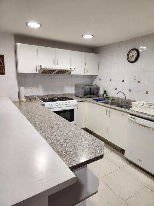 Departamento De Lujo. Seguridad 24. Playa A Pasos. Apartamento *