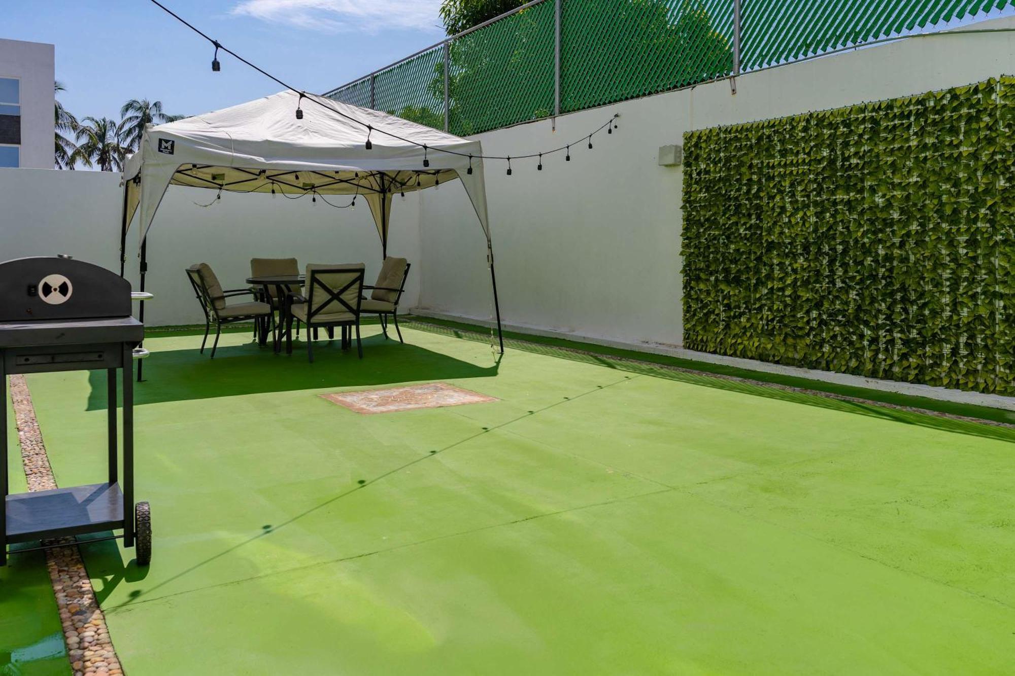 Family Pool 4 Bedroom Apartment *