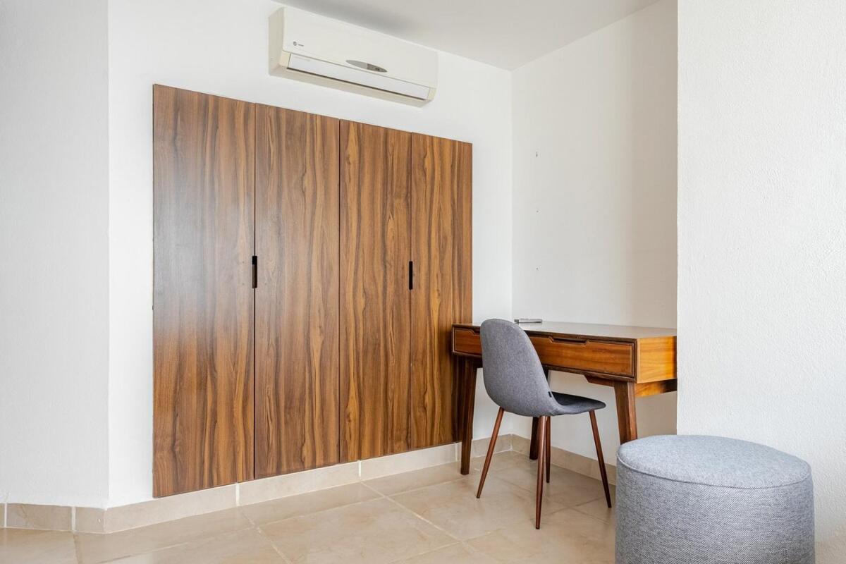 3br In With Pool And Private Club *