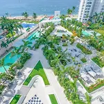 HostPal Increible departamento frente a la playa con alberca